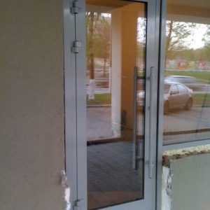 Алюминиевая дверь с терморазрывом
